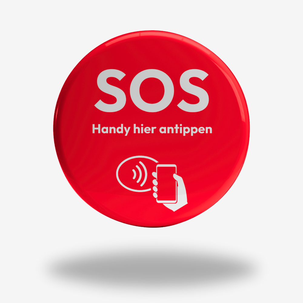 "Roter NFC-SOS-Sticker mit der Aufschrift 'SOS – Handy hier antippen' und einem Symbol, das ein Smartphone mit Funkwellen illustriert, für Notfallsituationen."